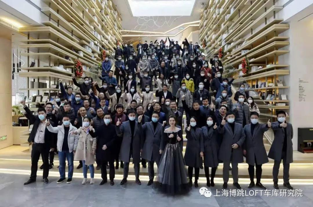万州全国一百多人在华侨城汉口道6号参观研讨LOFT专利车库技术！